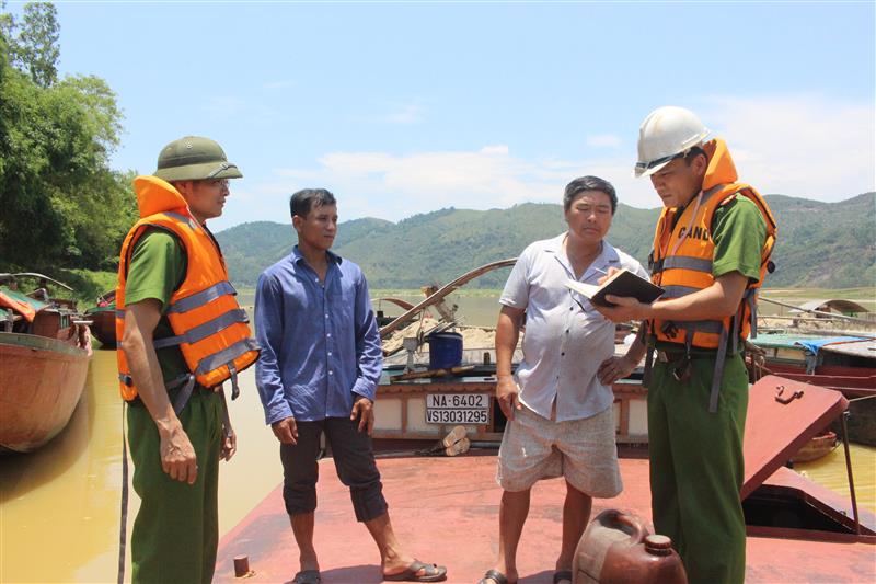 Chỉ huy Đội 3 và Cán bộ đẩy mạnh tuyên truyền để người dân nâng cao ý thức chấp hành pháp luật liên quan