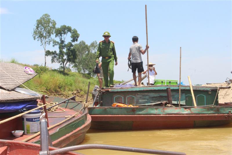 Sau khi tuần tra, phát hiện các thuyền trắng đêm 16/5, bất chấp cái nắng những ngày đầu hè, các CBCS Đội 3 tiếp tục triển khai các biện pháp nghiệp vụ để thực hiện nhiệm vụ