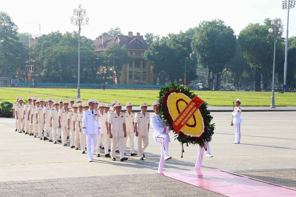Đoàn đại biểu lãnh đạo Bộ Công an vào Lăng viếng Chủ tịch Hồ Chí Minh
