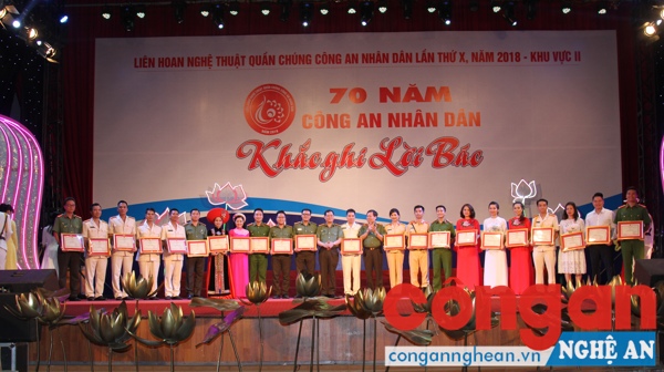 Trao giải A cho các tiết mục đạt giải