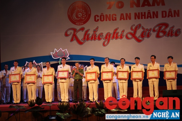 Trao giải Nhì, Ba toàn đoàn cho các đơn vị đạt giải