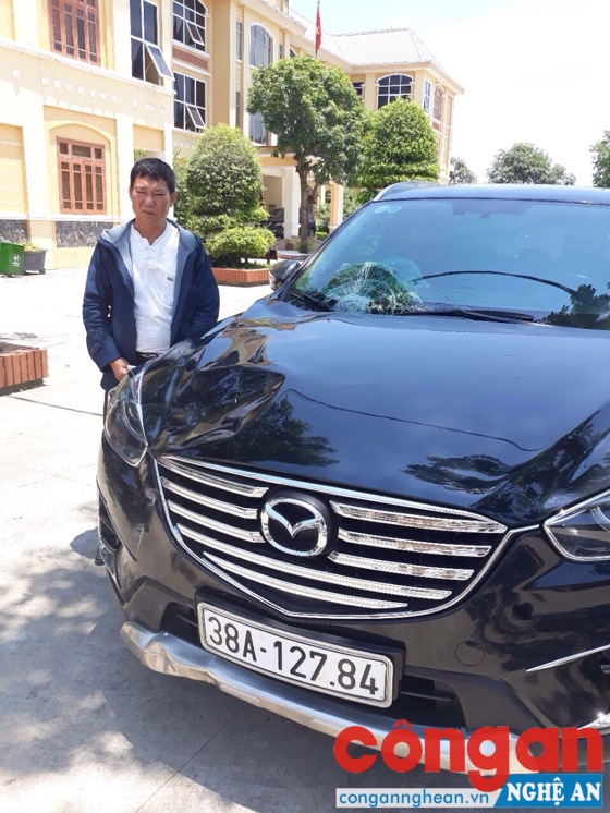 Đối tượng và chiếc xe gây tai nạn tại trụ sở Công an huyện Hưng Nguyên