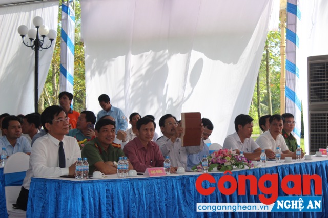 Các đại biểu tham dự lễ Bế mạc Lễ hội Làng Sen năm 2018