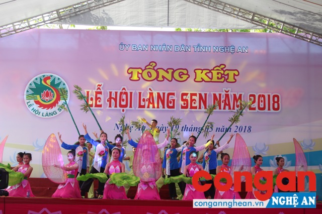 Công diễn 9 tiết mục xuất sắc nhất của Liên hoan Tiếng hát Làng Sen năm 2018.