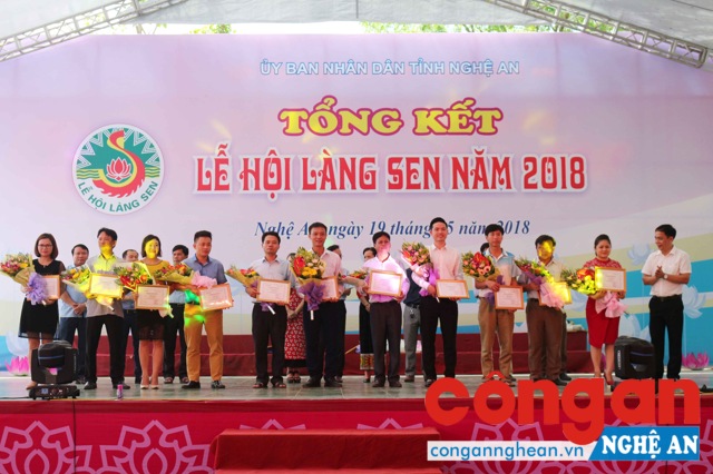 Tặng hoa và Giấy chứng nhận cho các Đoàn nghệ thuật