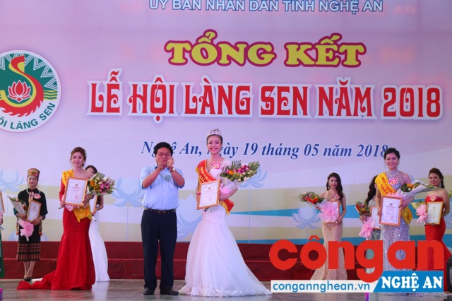 Danh hiệu Người đẹp Làng Sen năm 2018 thuộc về thí sinh Nguyễn Thị Phương Thảo (SN 1998, đến từ Thị xã Thái Hòa) (Trong ảnh: Ông Hồ Mậu Thanh, Giám đốc Sở Văn hóa - Thể thao trao danh hiệu Người đẹp Làng Sen 2018 cho Nguyễn Thị Phương Thảo)