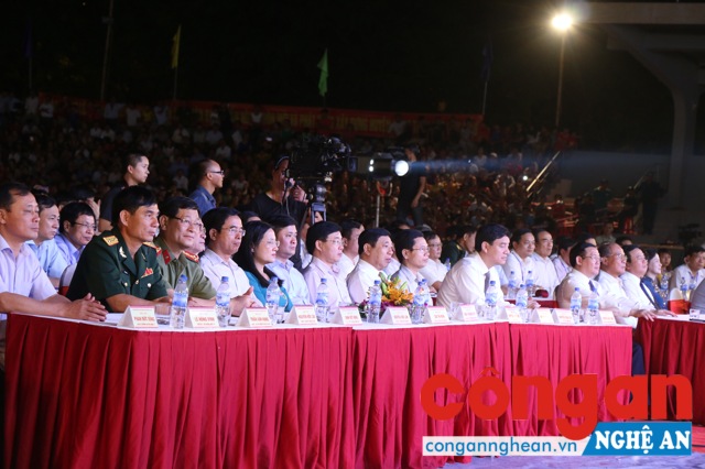 Các đại biểu tham dự buổi lễ