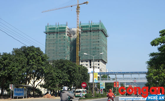 Bất chấp Quyết định đình chỉ thi công khi mới xây dựng đến tầng 7, hiện tại chủ đầu tư xây dựng dự án lên đến tầng 19