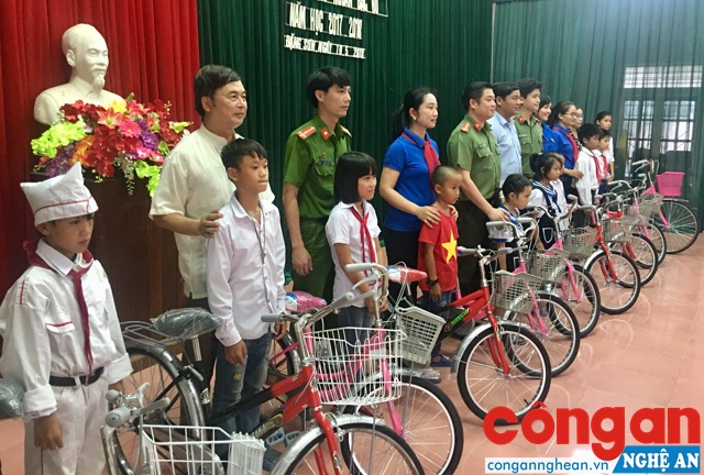 Đoàn thanh niên Công an tỉnh trao 10 chiếc xe đạp cho 10 cháu ngoan Bác Hồ tiêu biểu.