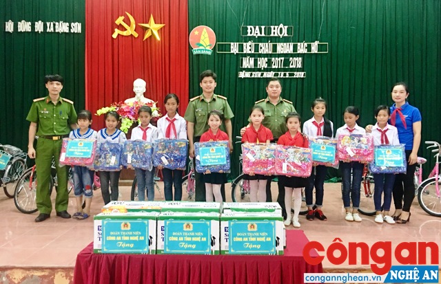 Đoàn thanh niên Công an tỉnh tặng xe đạp cho cháu ngoan Bác Hồ