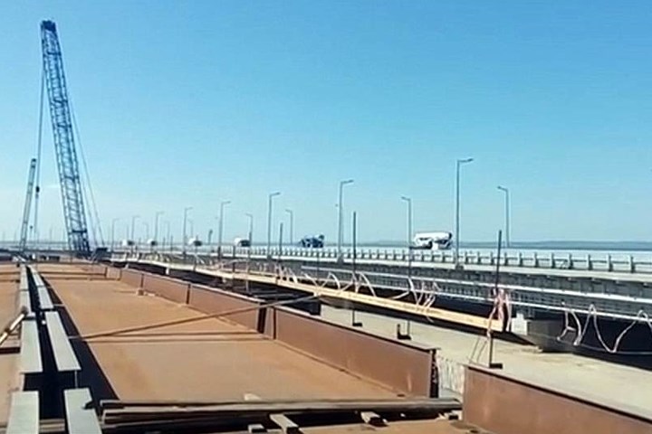 Đây là cây cầu dài nhất châu Âu. Cầu có 4 làn đường ô tô, có cả chỗ cho đường ray xe lửa. Ảnh: Liesowska.