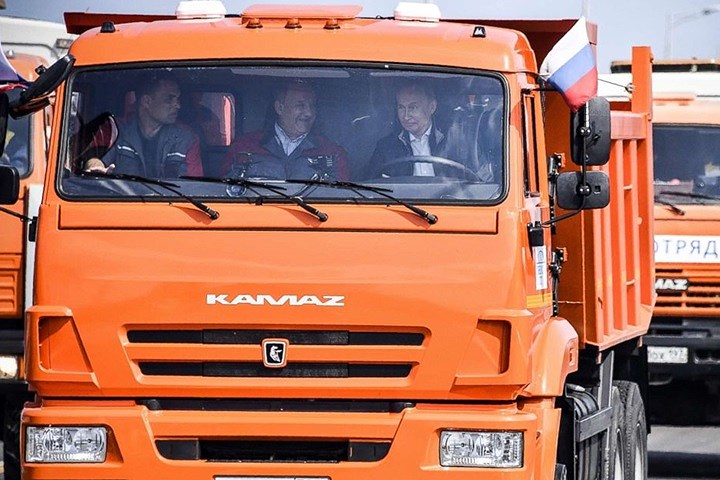 Tổng thống Putin đích thân cầm vô lăng điều khiển xe tải Kamaz đi qua cầu Eo biển Kerch trong lễ khánh thành. Ảnh: Getty.