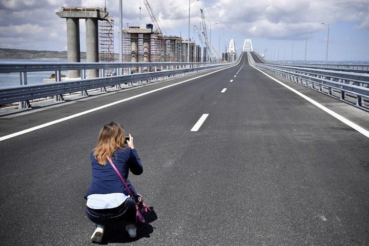 Một phụ nữ chụp ảnh trên cầu trước lễ khánh thành. Ảnh: Reuters.