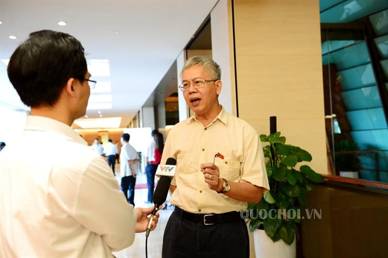 Các Đại biểu trả lời phỏng vấn từ đại diện các cơ quan thông tấn, báo chí