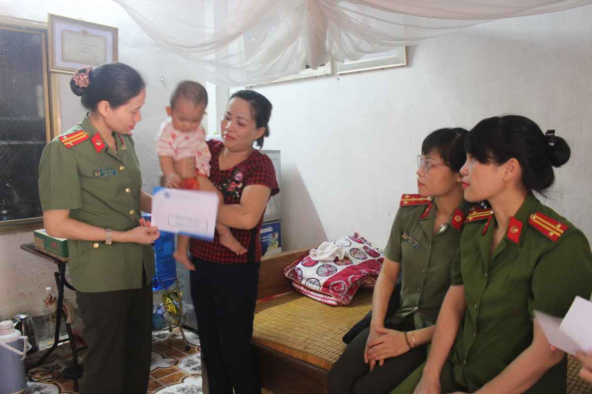 Hội phụ nữ Công an Nghệ An: Tặng quà cho hội viên khó khăn