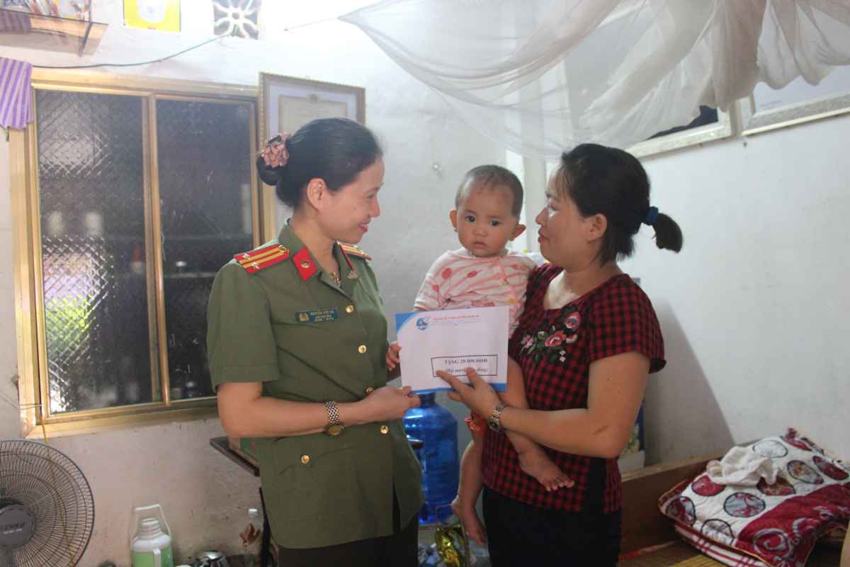 Thay mặt BCH Hội Phụ nữ Công an tỉnh, Trung tá Nguyễn Việt Hà, Chủ tịch Hội Phụ nữ động viên chị Thơm cố gắng vượt qua khó khăn, chăm sóc gia đình