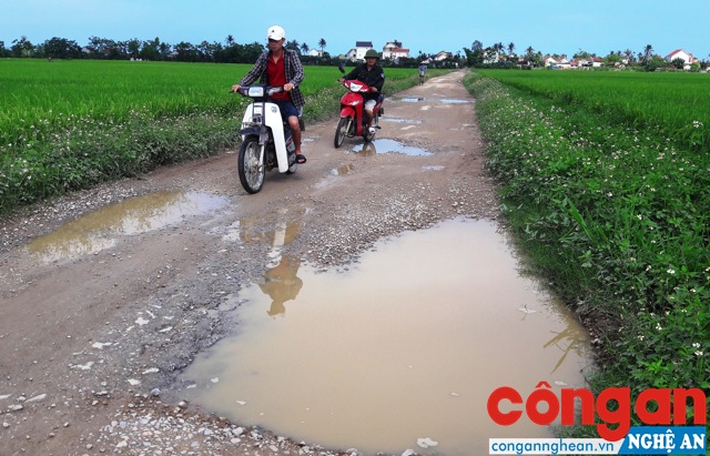 Thi công nhà máy nước gây hỏng đường dân sinh nhưng không sửa chữa