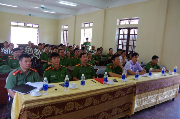 Đại biểu tham dự lễ ra mắt tủ sách