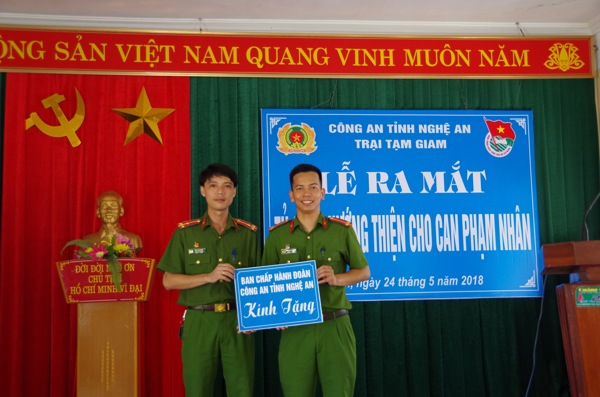 Đại diện Đoàn thanh niên Công an tỉnh trao tặng 100 đầu sách cho Tủ sách Hướng thiện của Trại Tạm giam