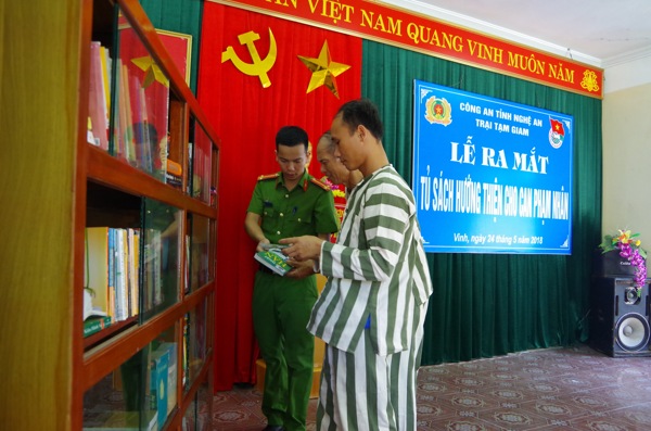 Cán bộ Trại Tạm giam hướng dẫn can phạm nhân mượn sách