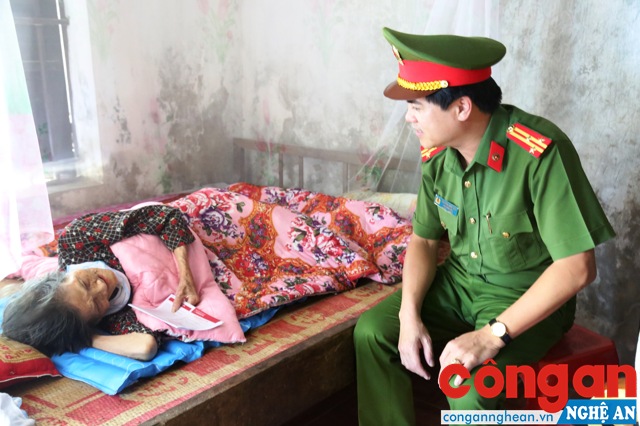 Trao quà cho gia đình thân nhân liệt sỹ