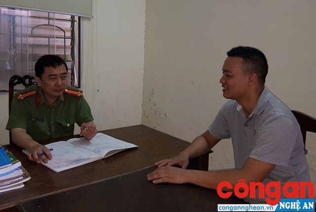 Cán bộ Thanh tra Công an tỉnh tiếp công dân tại đơn vị