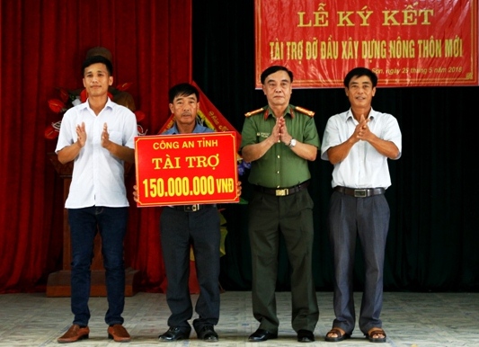 Đại tá Võ Trọng Hùng trao số tiền 150 triệu hỗ trợ xã xây dựng nhà văn hóa thôn Trung Sơn