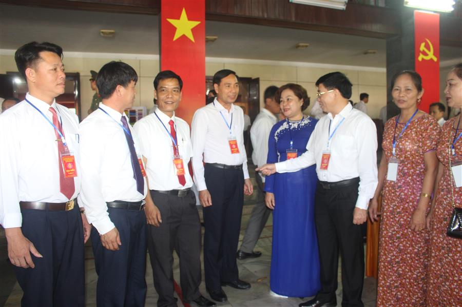 Các đại biểu trao đổi bên lề Hội nghị