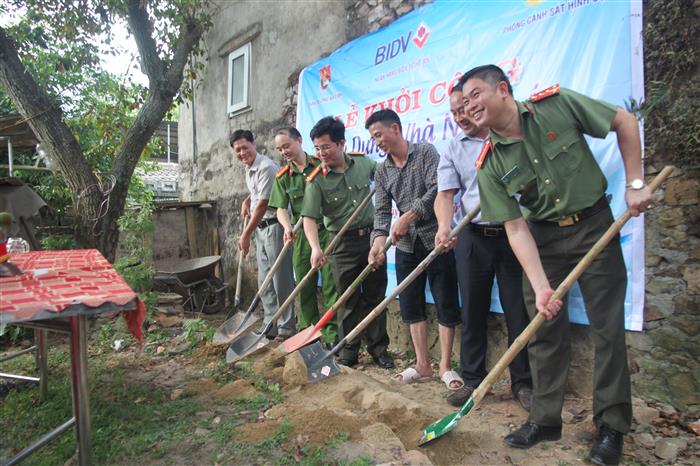 Khởi công xây dựng nhà nhân ái cho hộ nghèo