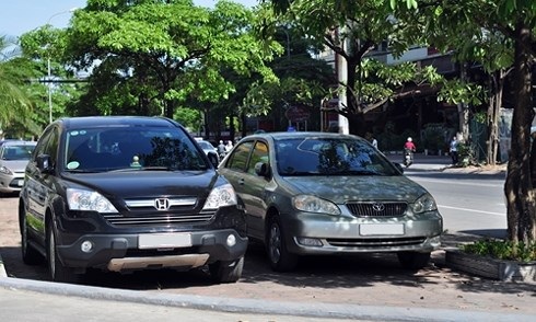 Đỗ xe dưới bóng mát là một cách đơn giản nhưng khá hiệu quả khi bạn muốn tránh nắng cho xe vào mùa hè. (Ảnh: Báo Giao thông)