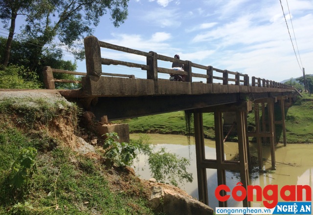 Hàng trăm hộ dân thấp thỏm khi đi qua cầu xuống cấp
