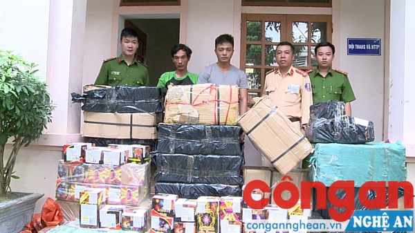 Bắt giữ hai đối tượng mua bán, vận chuyển 630kg pháo