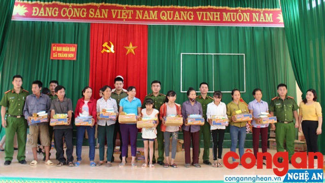 Trao hơn 200 suất quà cho các hộ nghèo ở xã Thành Sơn