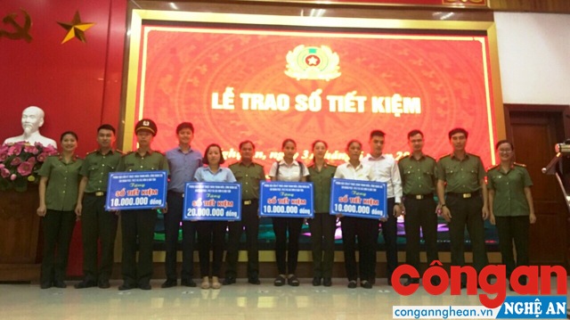 Trao sổ tiết kiệm cho các CBCS có hoàn cảnh khó khăn