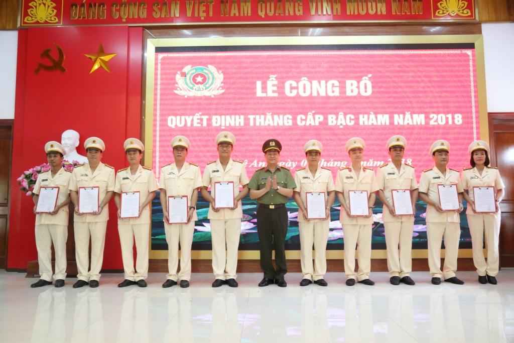 Công an Nghệ An: Thăng cấp bậc hàm cho lãnh đạo, chỉ huy