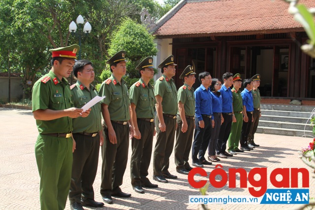 Thiếu tướng Nguyễn Xuân Ngư cùng các đồng chí trong Đoàn Thanh niên Bộ Công an và Tỉnh đoàn đến dâng hoa, thắp hương tại Khu lưu niệm Cố Bộ trưởng Trần Quốc Hoàn (xã Nam Trung, huyện Nam Đàn)