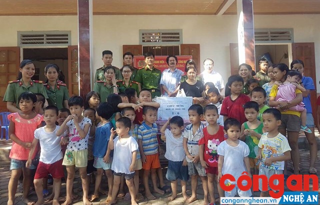 Trao quà cho các cháu thiếu nhi có hoàn cảnh khó khăn