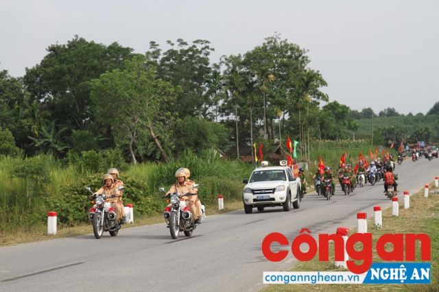 Các lực lượng tham gia diễu hành trên các trục đường chính sau buổi lễ ra quân 