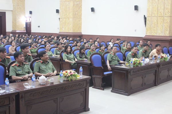 Đại biểu tham dự buổi nói chuyện chuyên đề