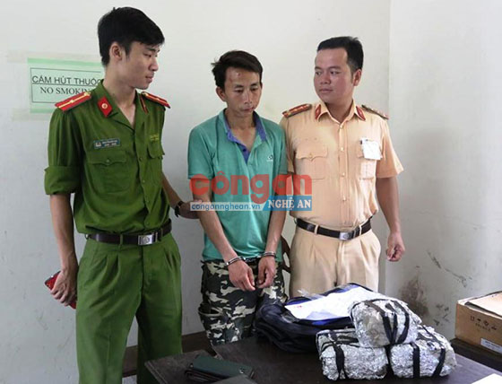 Đối tượng Mùa Vả Súa cùng số ma túy đá bị bắt giữ