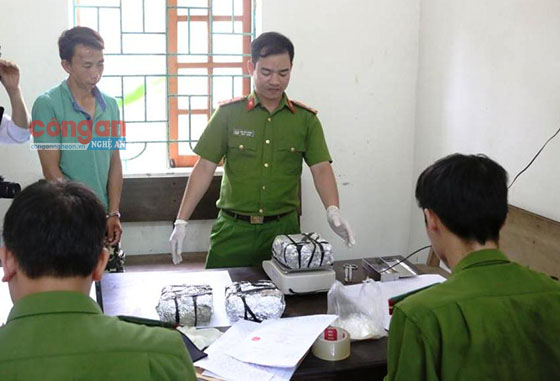 Lực lượng chức năng tiến hành mở niêm phong, lấy mẫu giám định số ma túy