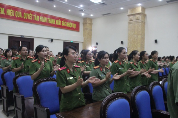 Thông qua những trò chơi, bài hát tập thể để truyền tải những nội dung sâu sắc về cách ứng xử và giao tiếp