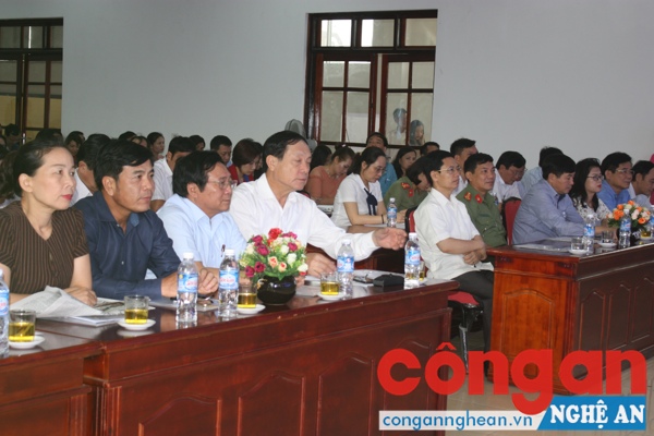 Các đại biểu về dự lễ
