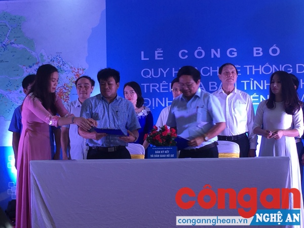 Ký kết và bàn giao hồ sơ