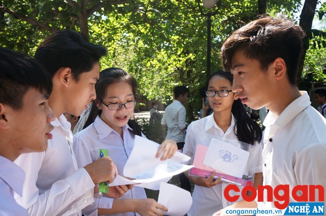 Thí sinh trao đổi tại Kỳ thi tuyển sinh vào lớp 10 THPT, năm học 2017 - 2018