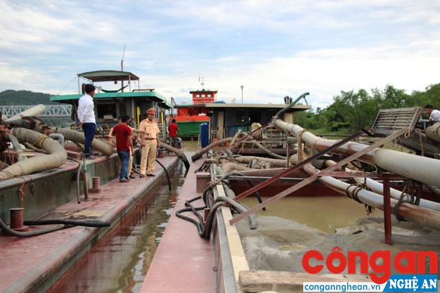 Nhiều phương tiện khai thác cát, sỏi trái phép bị bắt giữ, xử lý theo quy định của pháp luật