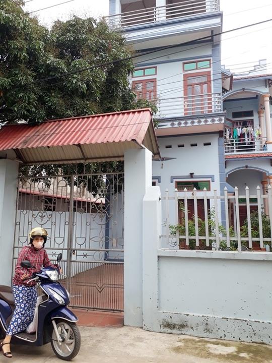 Ngôi nhà khang trang của bà D trở nên vắng vẻ khi bà quyết định uống thuốc diệt cỏ tự tử.