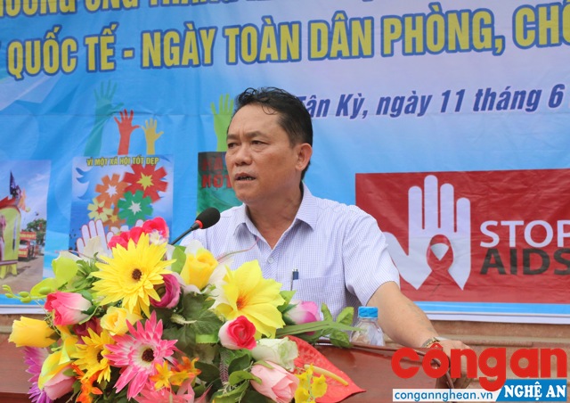 Lãnh đạo huyện Tân Kỳ đọc diễn văn khai mạc tại lễ phát động