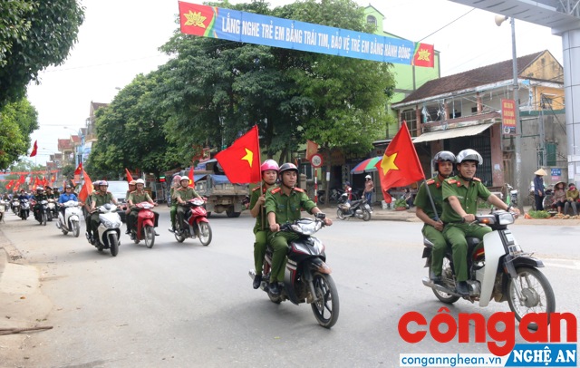 Các lực lượng diễu hành kêu gọi toàn dân phòng chống ma túy