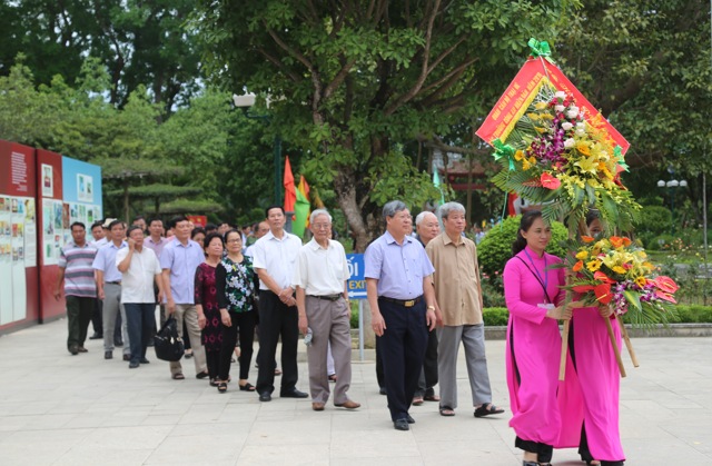 Đoàn đại biểu cán bộ quản lý các trường CAND dâng hoa, dâng hương tưởng niệm Chủ tịch Hồ Chí Minh